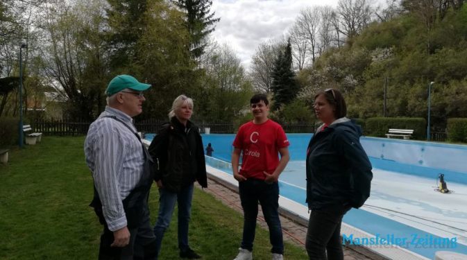 Ortsbürgermeister im Gespräch mit Carola Kunde